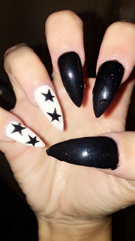 white nails with black stars